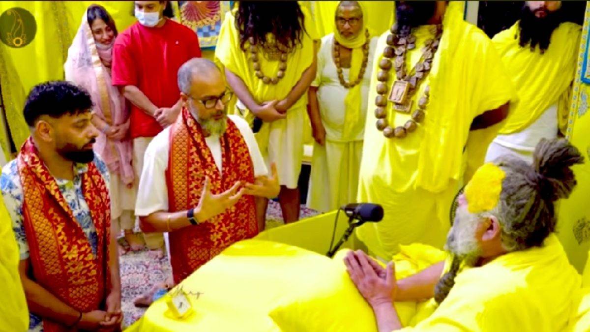 https://www.jagranimages.com/images/newimg/01092025/01_09_2025-badshah_meet_premanand_ji_maharaj_24032629.jpg
