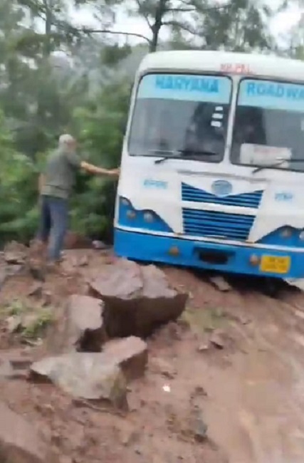 https://www.jagranimages.com/images/newimg/01092025/01_09_2025-bus1_24031820_13195195.jpg