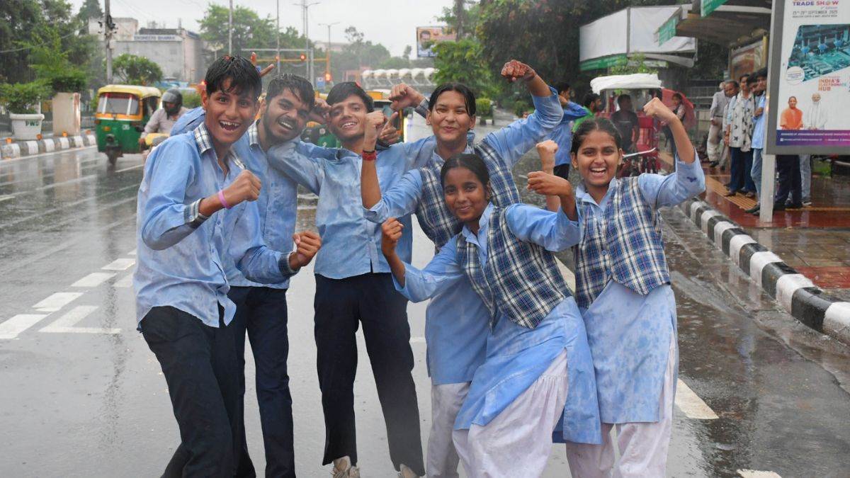 https://www.jagranimages.com/images/newimg/01092025/01_09_2025-delhi_rain_child_24032533.jpg