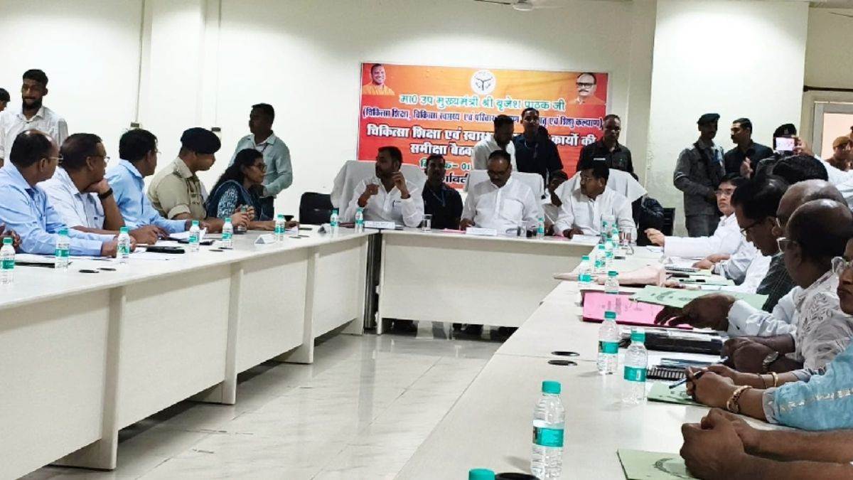 https://www.jagranimages.com/images/newimg/01092025/01_09_2025-deputy_cm_meeting_24032223.jpg