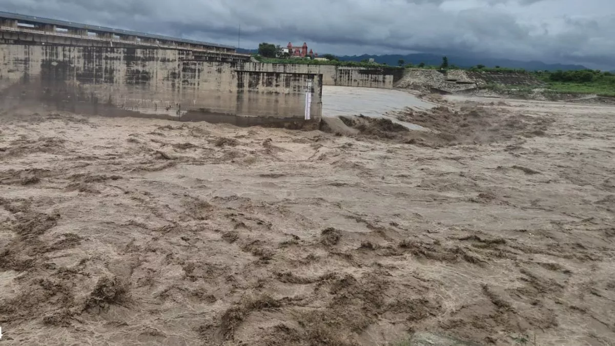 दिल्ली में बाढ़ का खतरा! हरियाणा में हथनीकुंड बैराज के सभी फ्लड गेट खोले, आसपास के इलाकों में अलर्ट जारी