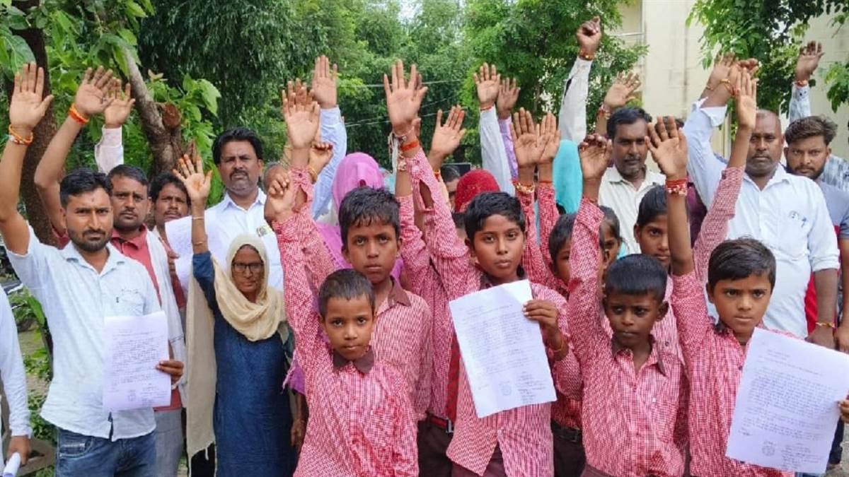 https://www.jagranimages.com/images/newimg/01092025/01_09_2025-hamirpur_school_complaint_24032395.jpg