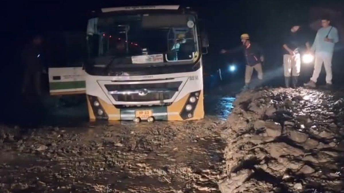 https://www.jagranimages.com/images/newimg/01092025/01_09_2025-hrtc_bus_landslide_24032302.jpg