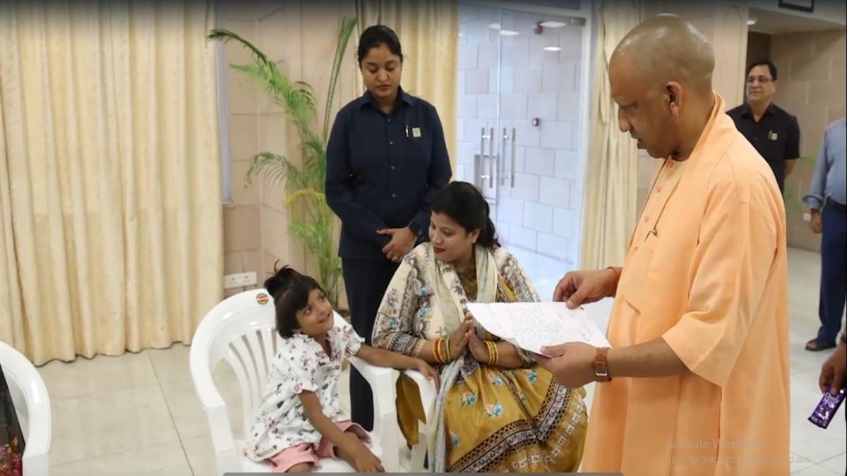 https://www.jagranimages.com/images/newimg/01092025/01_09_2025-kanpur_daughter_mahira_met_cm_yogi_24032344.jpg