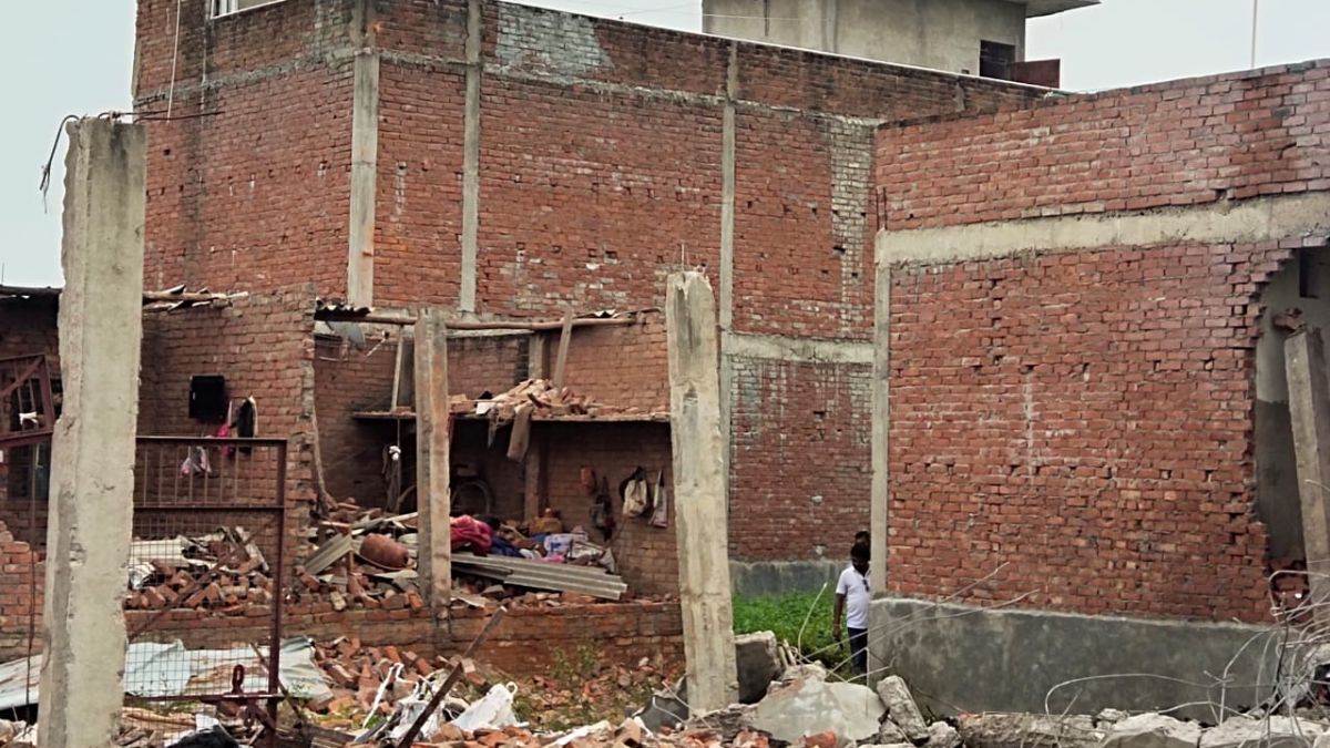 https://www.jagranimages.com/images/newimg/01092025/01_09_2025-lucknow_cracker_blast_update_24032528.jpg