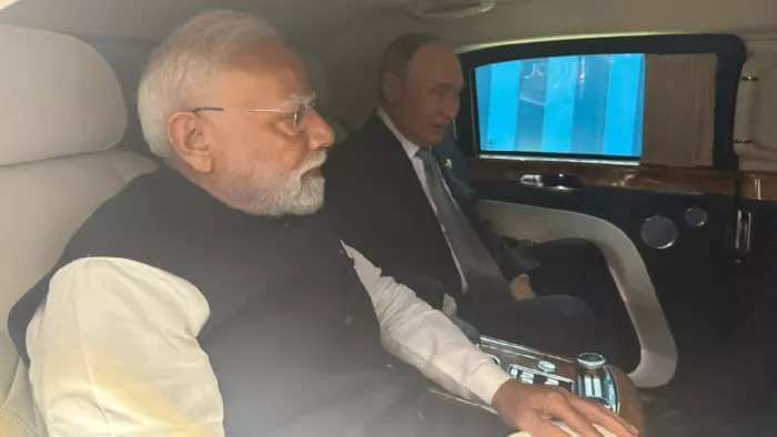 पीएम मोदी और व्लादिमीर पुतिन की कार में बातचीत। फोटो- X/@narendramodi