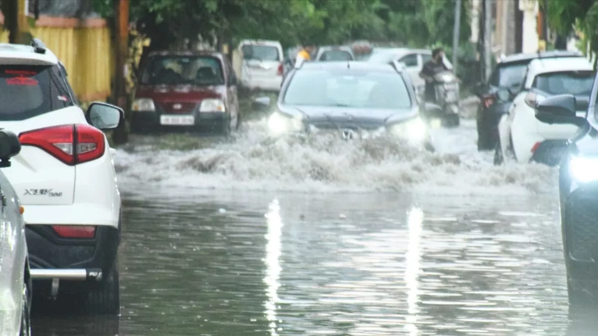 https://www.jagranimages.com/images/newimg/01092025/01_09_2025-rain_water_on_road_24032182.jpg