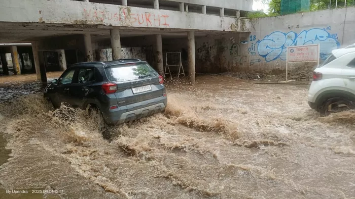 जलभराव की स्थिति से लोगों को आने-जाने में भारी दिक्कतों का सामना करना पड़ा।