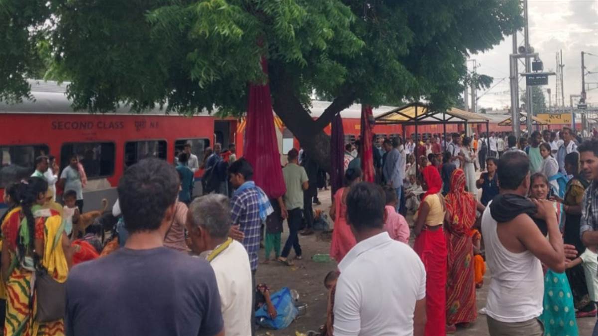 https://www.jagranimages.com/images/newimg/01092025/01_09_2025-smoke_in_mahananda_express_24032481.jpg