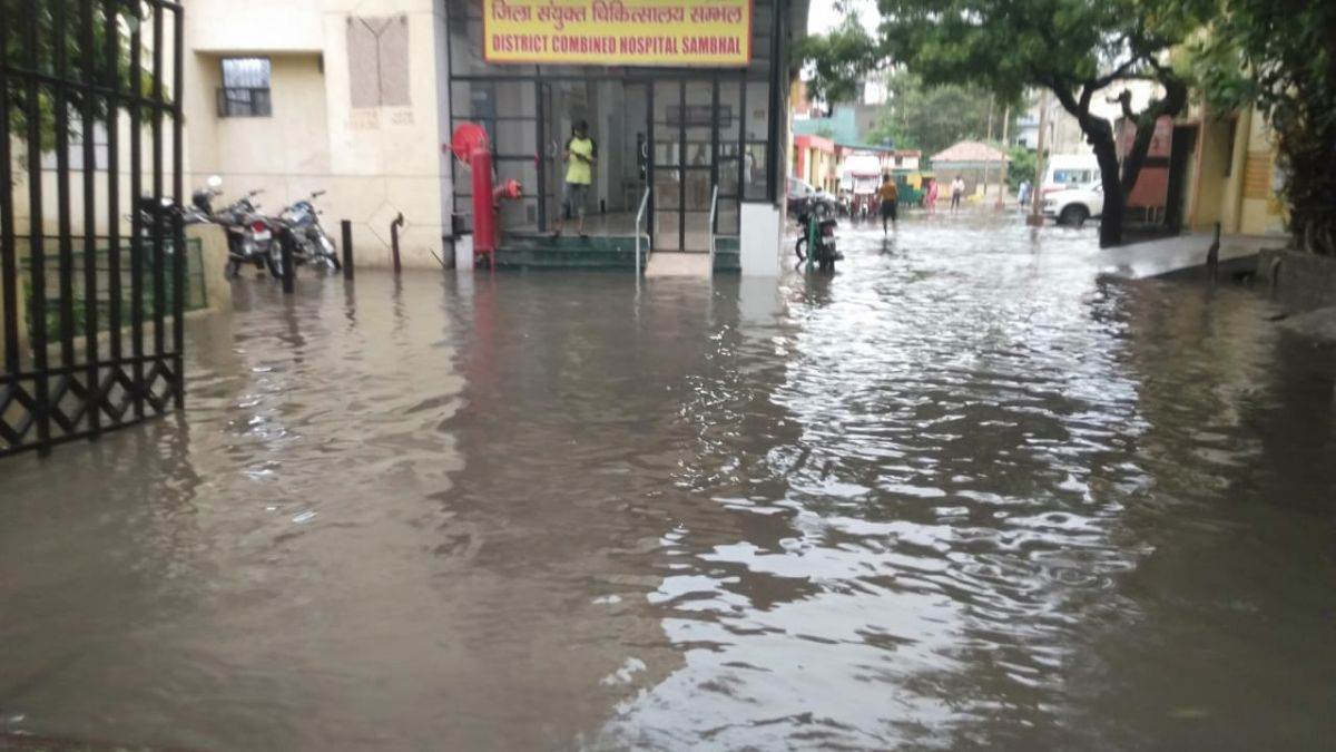 https://www.jagranimages.com/images/newimg/01092025/01_09_2025-water_in_hospital_sambhal_24031795.jpg