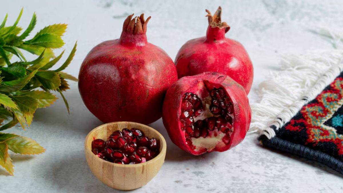 https://www.jagranimages.com/images/newimg/01092025/01_09_2025-who_should_not_eat_pomegranate_24031932.jpg