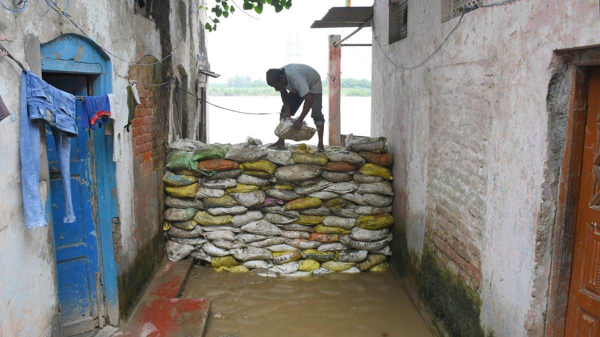 https://www.jagranimages.com/images/newimg/01092025/01_09_2025-yamuna_flood_alert_24032230.jpg