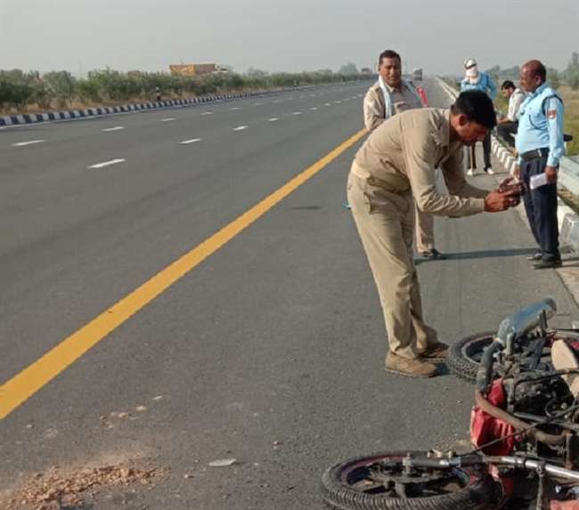Expressway Accident आगरालखनऊ एक्सप्रेस वे पर खड़े ट्रक में घुसी बाइक