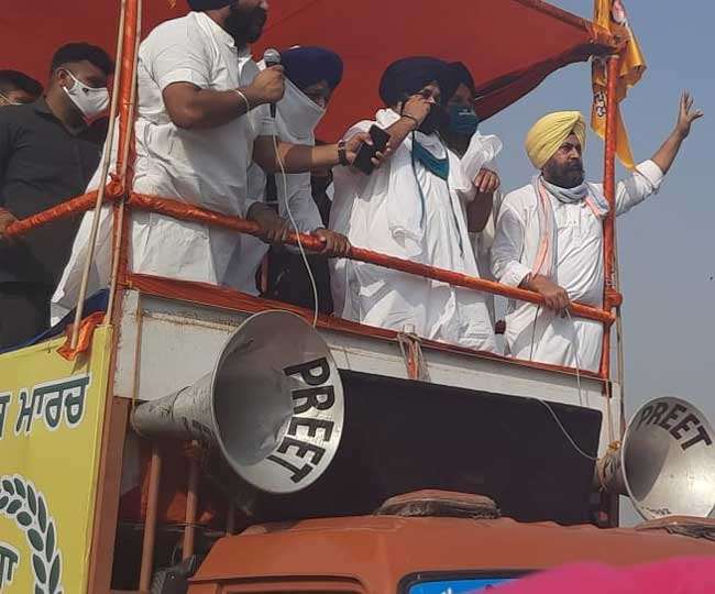 अमृतसर में किसान मार्च के दौरान सुखबीर सिंह बादल व शिअद नेता।
