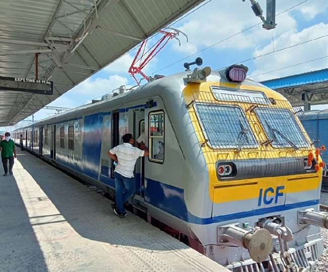 Indian Railways कानपुरझांसी रेल रूट पर दौड़ी पहली मेमू ट्रेन