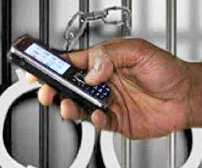 उत्तर प्रदेश में जेलों के अंदर मोबाइल फोन का इस्तेमाल करना अब बंदियों पर भारी पड़ेगा।