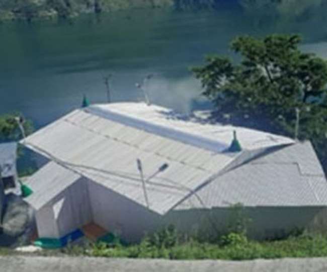 टिहरी बांध झील के किनारे खांडखाला में पर्यटन विभाग की जमीन पर बने अवैध मस्जिद को अधिकारियों ने हटाया दिया।