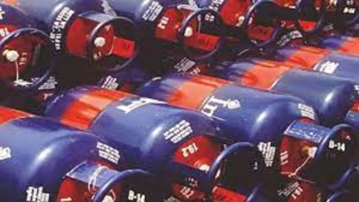LPG Cylinder Price: अक्टूबर के पहले दिन जनता को राहत, घट गए सिलेंडर के दाम, जानें नई कीमत
