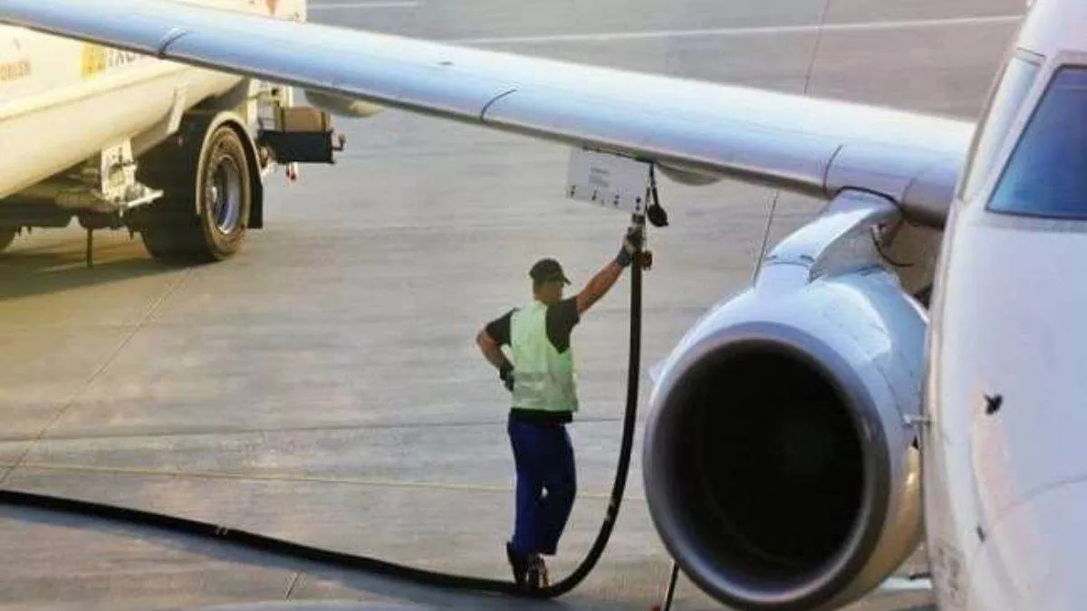 oil companies cut jet fuel price by 4.5 percent know details