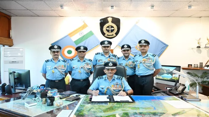 एयर मार्शल एस पी धारकर को 3,600 घंटे से अधिक के उड़ान का अनुभव है।