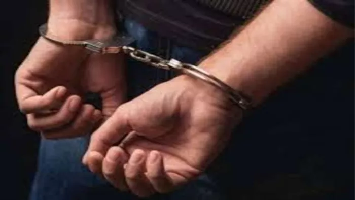 Delhi News: पुलिस अधिकारी ने बताया कि विजय गोविंदपुरी इलाके का रहने वाला है।