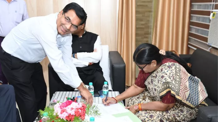 डॉ भीमराव आंबेडकर विश्वविद्यालय की नवनियुक्त कुलपति प्रोफेसर आशु रानी ने लिया चार्ज। फोटो जागरण