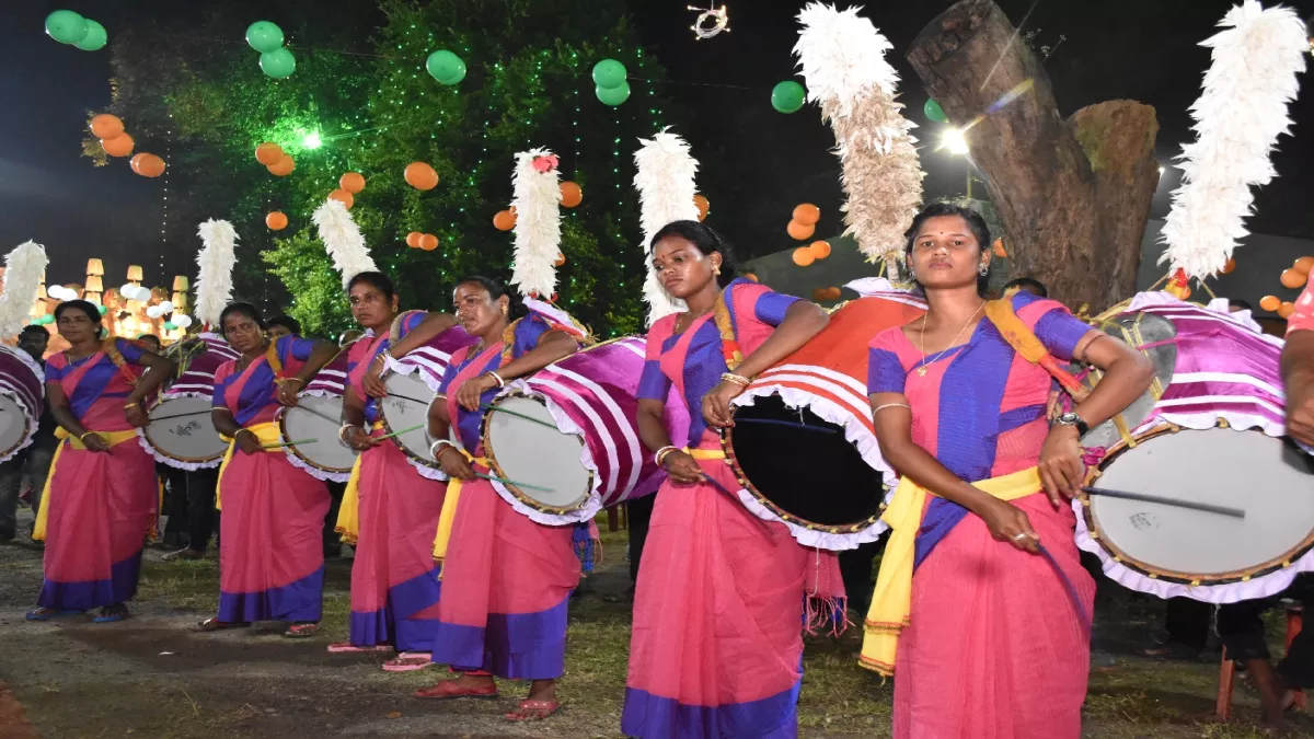 दुर्गा पूजा काे लेकर ढाकी बजाता महिलाओं का एक दल।