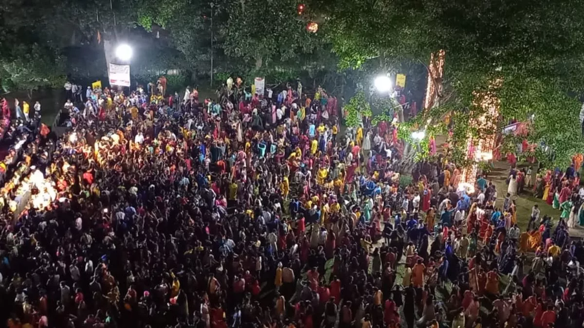 Durga Puja 2022: रांची में आयोजित डांडिया नाइट में उमड़ी शहर के लोगों की भीड़।