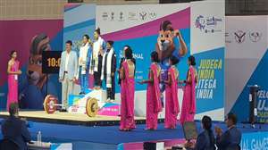 36th National Games: पोडियम पर मीराबाई चानू (फोटो क्रेडिट ट्विटर)