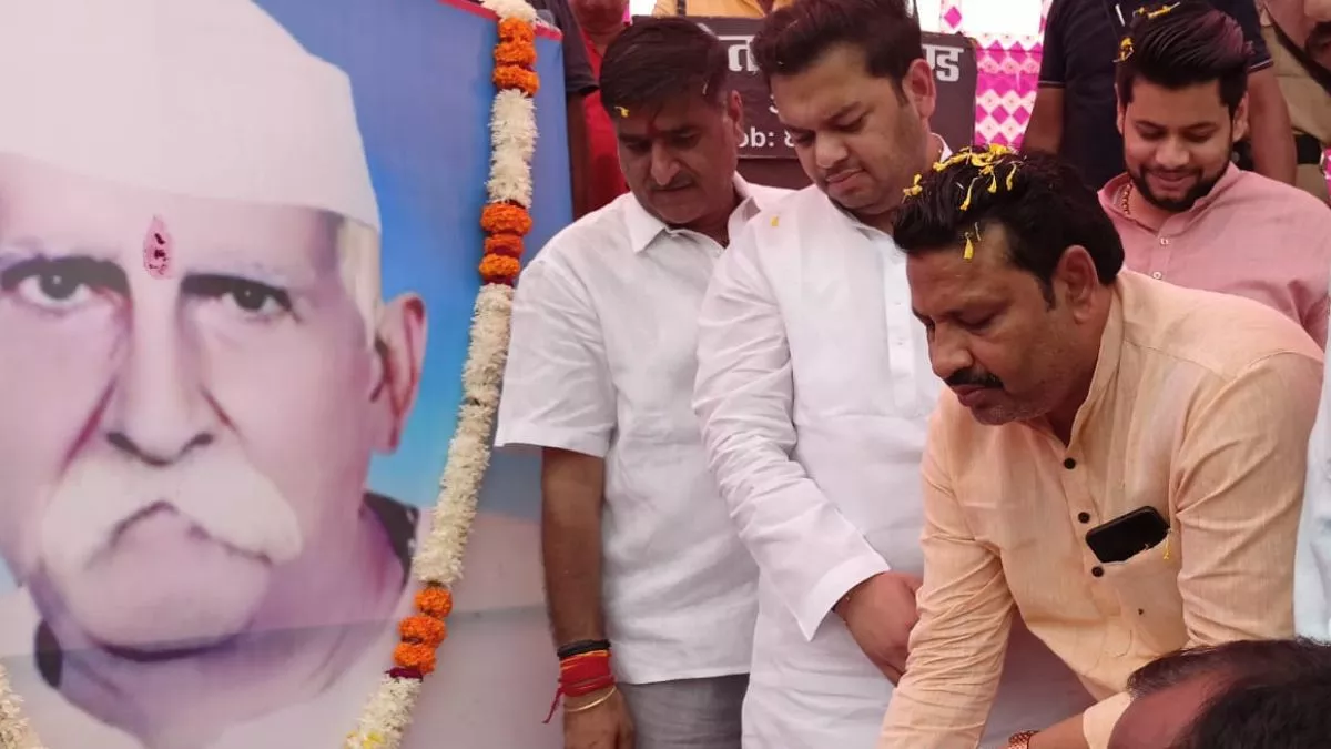 Aligarh news : अलीगढ़ सांसद के पिता की पुण्यतिथि में पहुंचे राज्‍यमंत्री संदीप सिंह व अनूप प्रधान