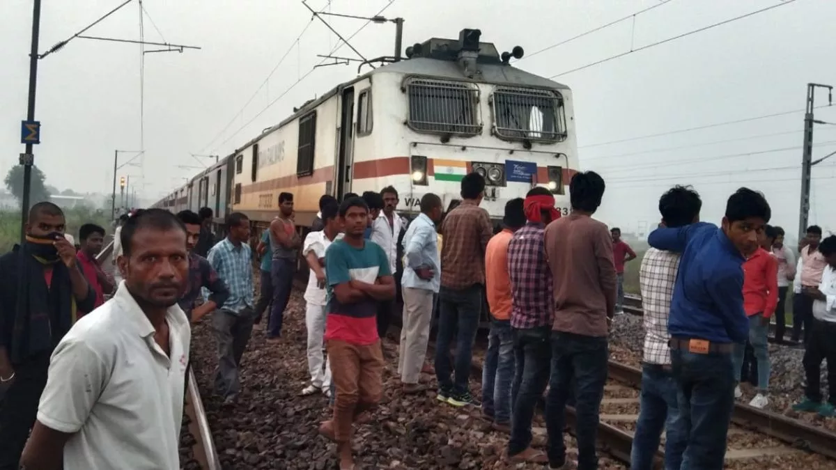 Bulandshahr News: दिल्ली-अलीगढ़ रेलवे ट्रैक पर वैशाली एक्सप्रेस के इंजन में फंसी गाय, एक घंटे खड़ी रही ट्रेन