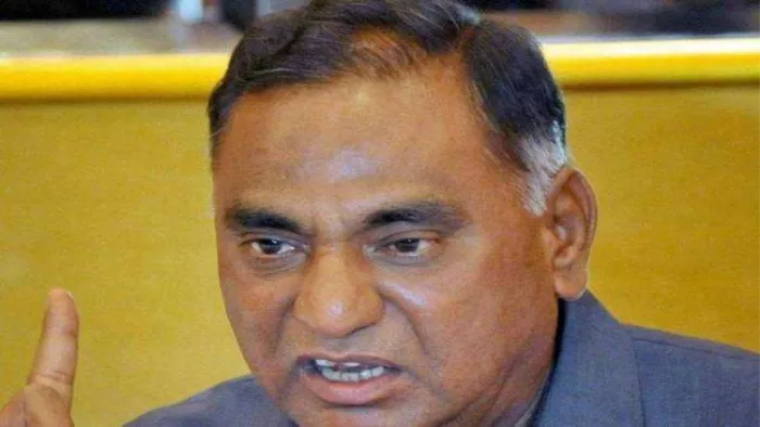 Delhi Politics:सरकार की ओर से सिर्फ आम जनता पर प्रतिबंध लगाए जा रहे हैं।