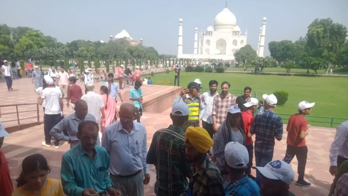 Agra News: दुनिया के सात अजूबों में शामिल ताजमहल की खूबसूरती देख दिव्यांग बच्चे भी हुए हैप्पी