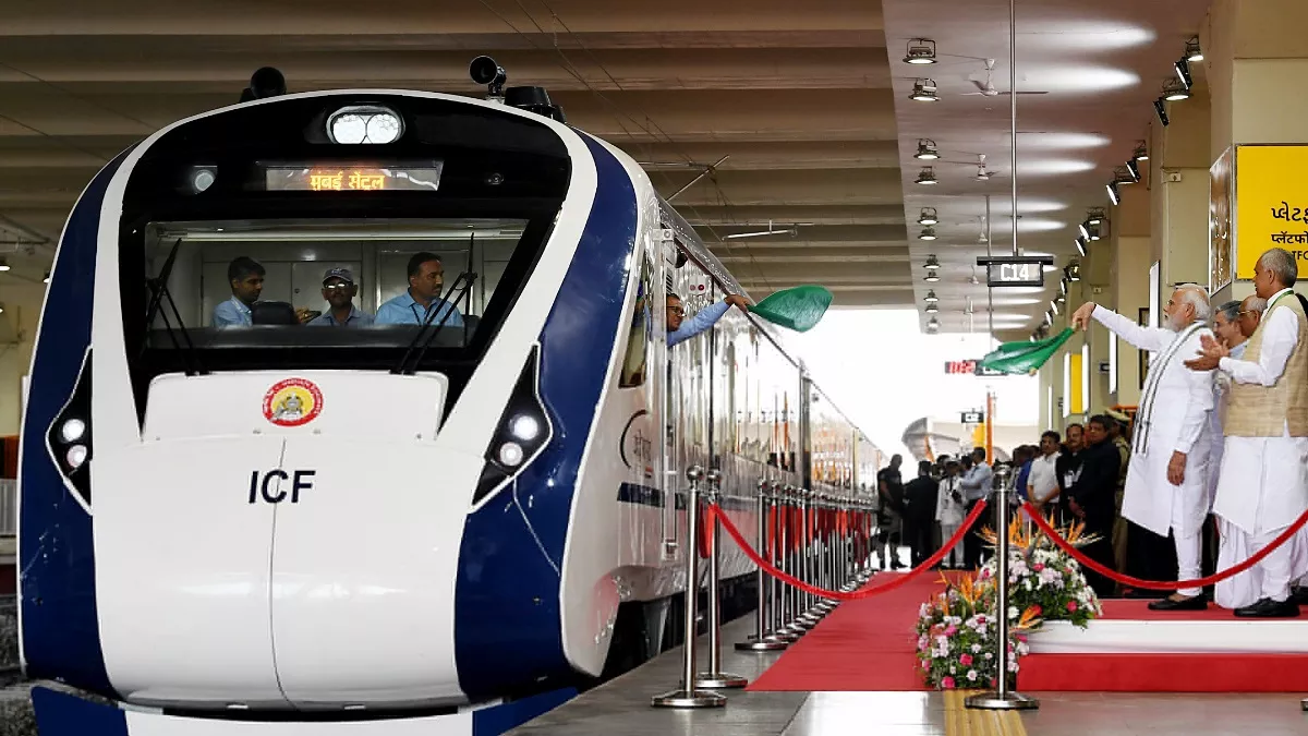 गांधीनगर और मुंबई के बीच चलने वाली वंदे भारत एक्सप्रेस ट्रेन लोगों को भाने लगी है।