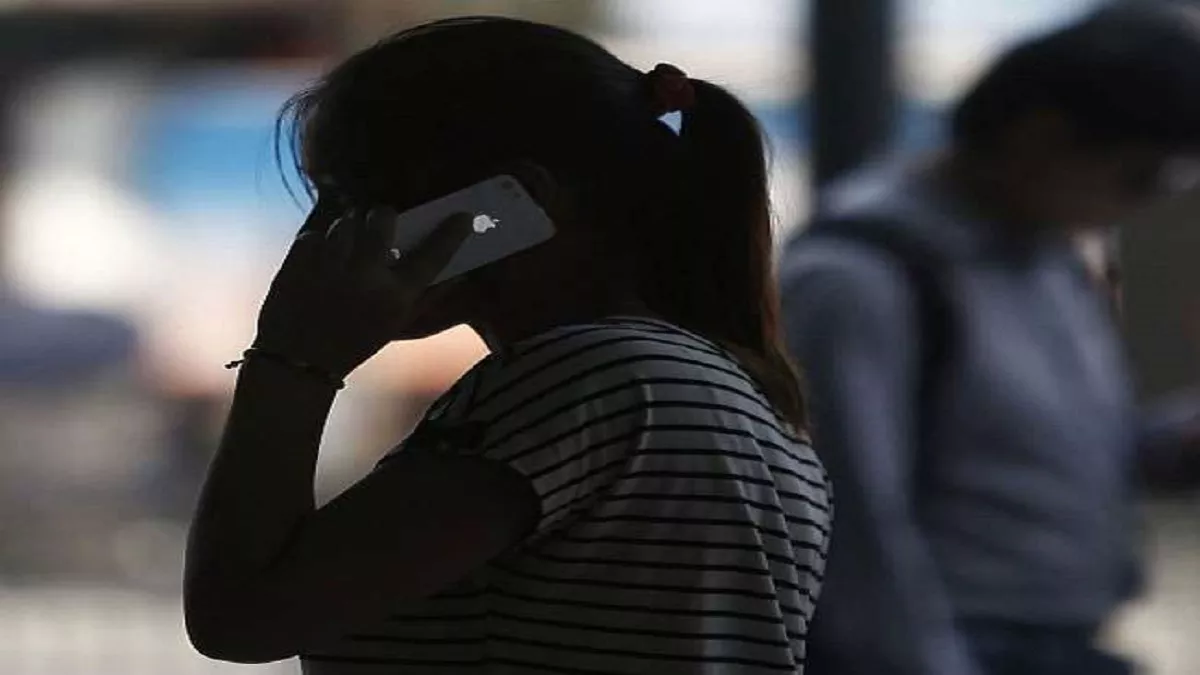 Ghaziabad: महिला अफसर का मोबाइल हैक, बेटे के स्कूल के व्हाट्सएप ग्रुप पर भेजे अश्लील मैसेज