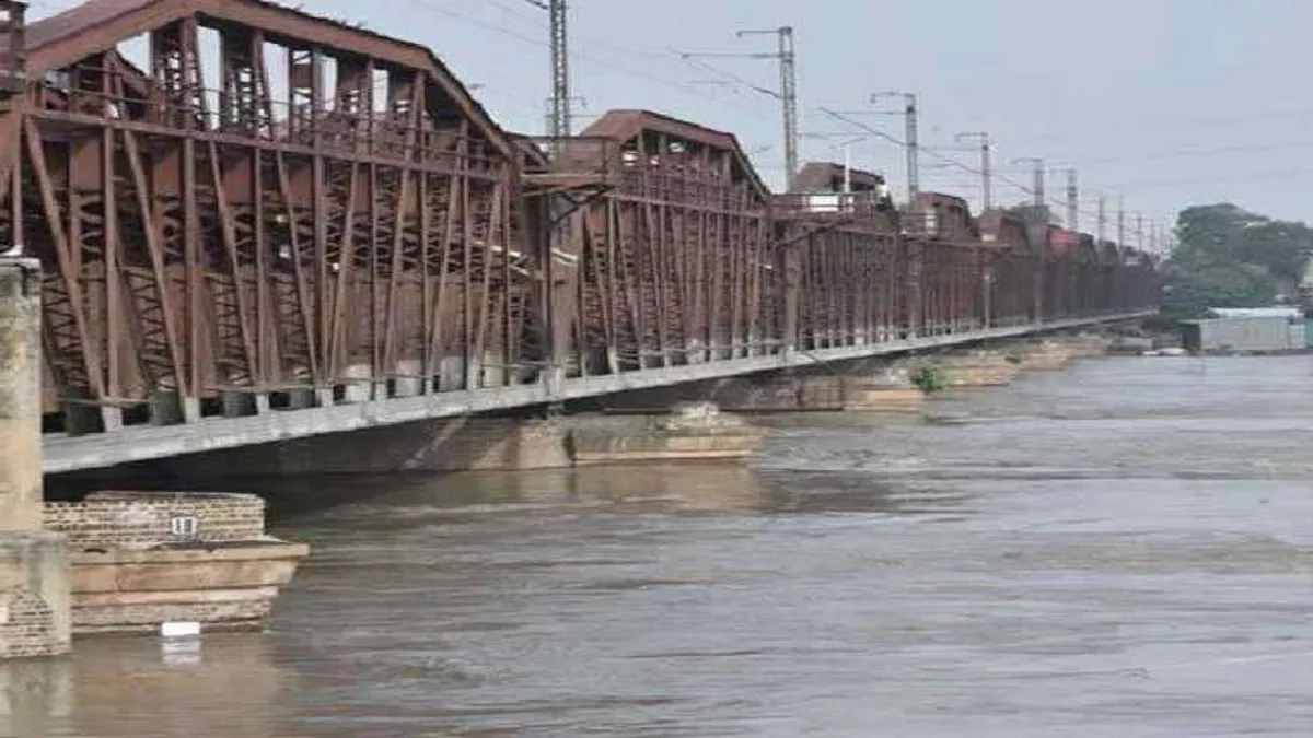Agra News: आगरा में यमुना नदी इस समय पूरे उफान पर है।