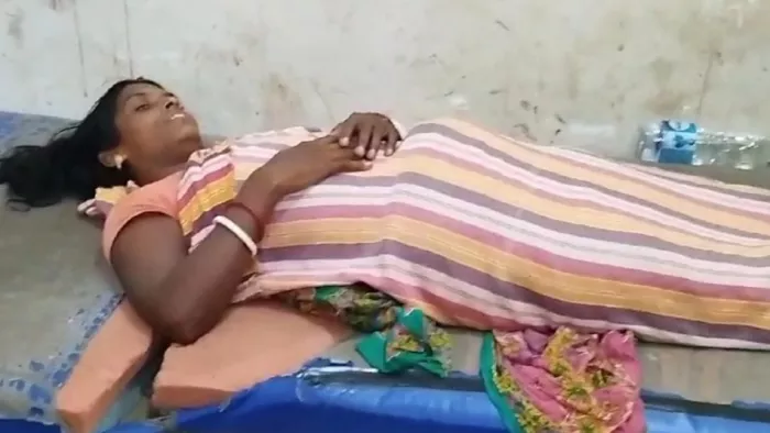 स्कूल कैंपस में घुसकर रसोईया के साथ मारपीट