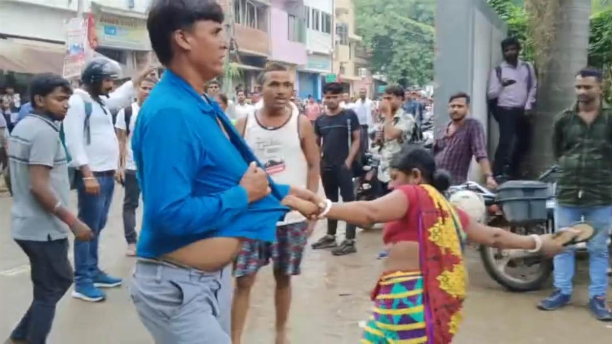 पति पर लगा दूसरी शादी का आरोप, पत्नी ने बीच बाजार की चप्पलों से की पिटाई, पति कह रहा…-Husband accused of second marriage, wife beats him with slippers in the middle of the market, husband says…