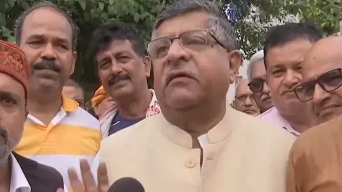 पटना की सड़क पर झाड़ू लगाते नजर आए रविशंकर प्रसाद