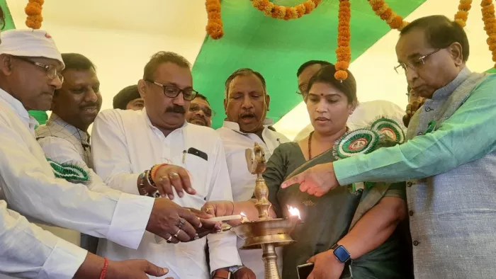 समारोह का उद्घाटन करते नेता मंच पर विराजमान सभी नेतागण। (जागरण फोटो)