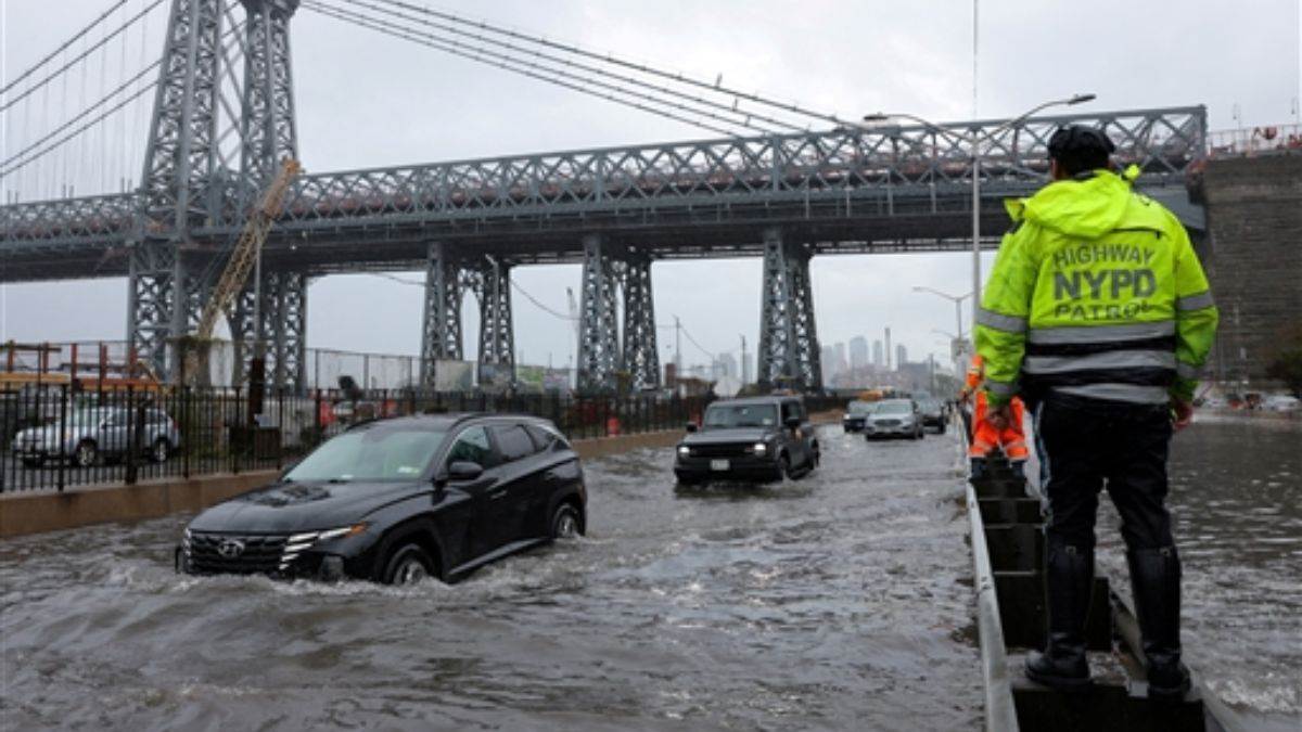 https://www.jagranimages.com/images/newimg/01102023/01_10_2023-new_york_flood_23544332.jpg
