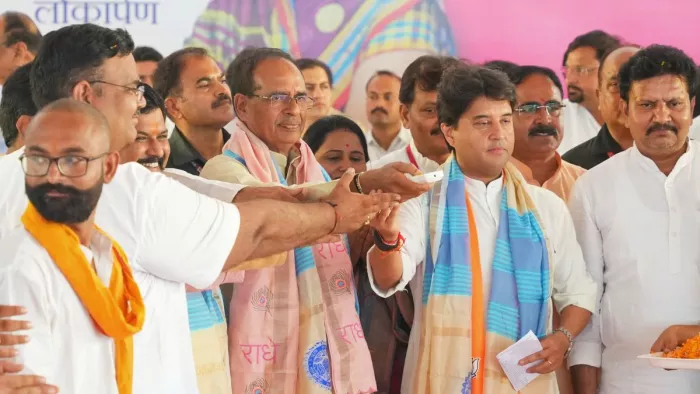 मुख्यमंत्री शिवराज सिंह चौहान और केंद्रीय मंत्री ज्योतिरादित्य सिंधिया (फोटो: @OfficeofSSC)