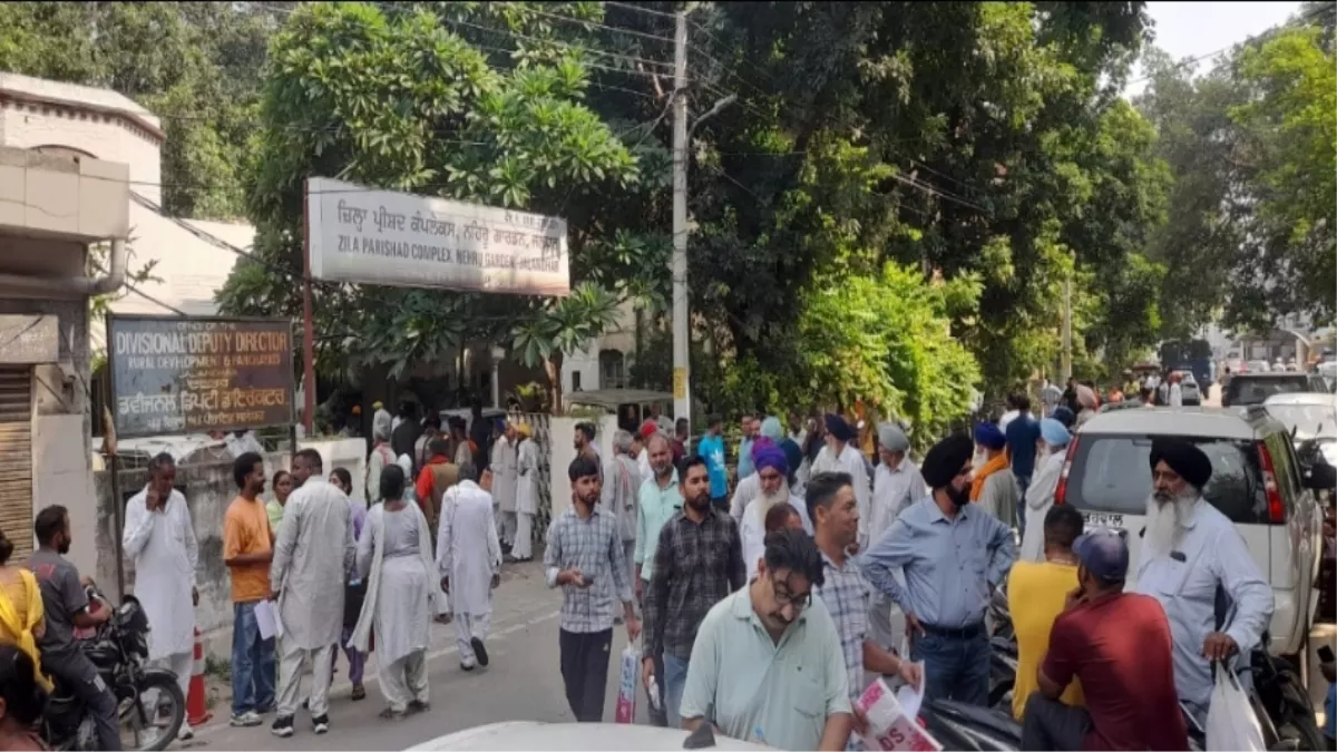 पंचायत चुनाव नामांकन दाखिल करने के लिए उमड़ी भीड़, सरपंच के लिए 362 और पंच के लिए 927 नॉमिनेशन