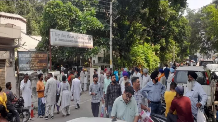 रिटर्निंग अधिकारियों के पास उमड़ी उम्मीदवारों की भीड़