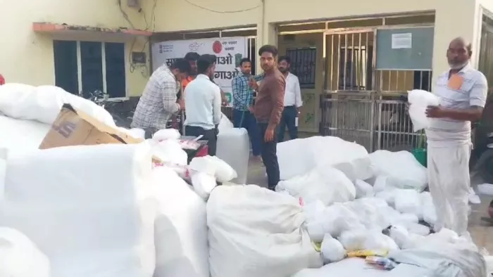 पॉलिथिन-प्लास्टिक के खिलाफ एक्शन में अधिकारी, छापेमारी कर जब्त किया सामान