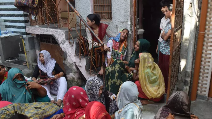 Delhi Crime: न्यू कोंडली में विशाल के घर पर विलाप करते उनके स्वजन। फोटो पारस कुमार