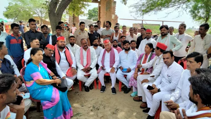 सांसद के सामने भिड़े सपाई, राघव व चंद्रेश में हाथापाई की नौबत