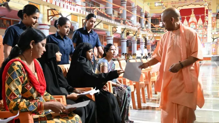 गोरखनाथ मंदिर में जनता दर्शन में आये हुए लोगों की समस्याओं को सुनते मुख्यमंत्री योगी आदित्यनाथ। सौ. गोरखनाथ मंदिर