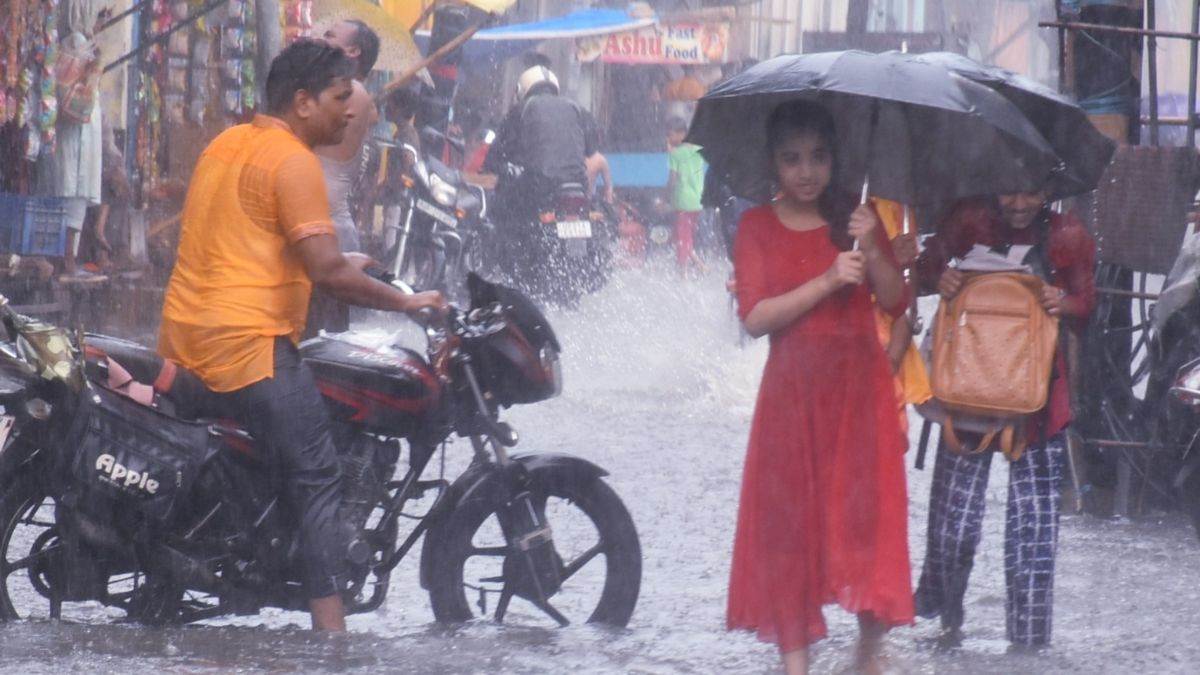 https://www.jagranimages.com/images/newimg/01102024/01_10_2024-heavy_rainfall_1_23807553.jpg