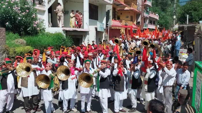 ढोल नगाड़ों की थाप पर कुल्लवी नाटी से यात्रा हिंदू संगठनों के लोग